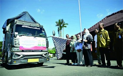 Bupati Purbalingga Dyah Hayuning Pratiwi melepas keberangkatan armada truk pengangkut 10 ton beras Stabilisasi Pasokan Dan Harga Pangan (SPHP), di halaman Pendopo Dipokusumo, Selasa 5 Maret 2024. Bupati Purbalingga Dyah Hayuning Pratiwi melepas keberangkatan armada truk pengangkut 10 ton beras Stabilisasi Pasokan Dan Harga Pangan (SPHP), di halaman Pendopo Dipokusumo, Selasa 5 Maret 2024.