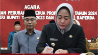 Bupati Purbalingga, Dyah Hayuning Pratiwi (Tiwi) menyerahkan Laporan Keterangan Pertanggungjawaban (LKPJ) Bupati tahun anggaran 2023 kepada DPRD Purbalingga, di Ruang Rapat DPRD, Jum'at 22 Maret 2024. Bupati Purbalingga, Dyah Hayuning Pratiwi (Tiwi) menyerahkan Laporan Keterangan Pertanggungjawaban (LKPJ) Bupati tahun anggaran 2023 kepada DPRD Purbalingga, di Ruang Rapat DPRD, Jum'at 22 Maret 2024.