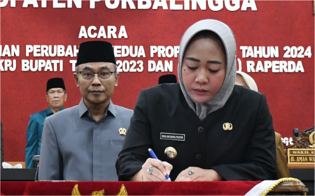 Bupati Purbalingga, Dyah Hayuning Pratiwi (Tiwi) menyerahkan Laporan Keterangan Pertanggungjawaban (LKPJ) Bupati tahun anggaran 2023 kepada DPRD Purbalingga, di Ruang Rapat DPRD, Jum'at 22 Maret 2024.