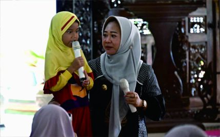 Bupati Purbalingga, Dyah Hayuning Pratiwi (Tiwi) menerima kunjungan Sebanyak 287 anak Pendidikan Anak Usia Dini (PAUD) Istiqomah Sambas Purbalingga dalam rangka outing class,  di Pendopo Dipokusumo, Selasa 05 Maret 2024.