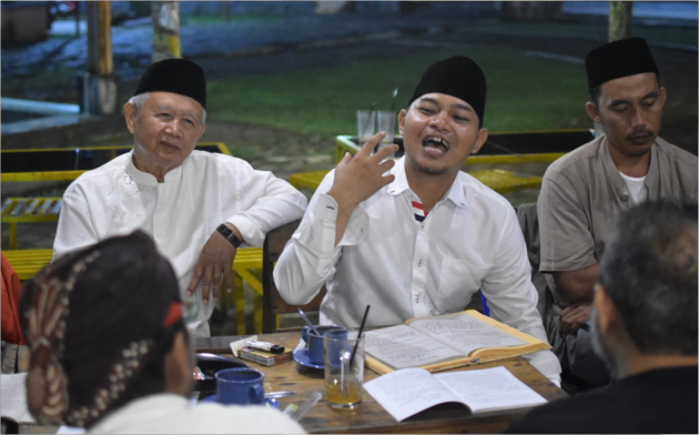 Kyai Muchamad Ichmun, alumni Pesantren Al-Falaq Ploso Kediri, dalam acara pengajian, di Kedai Pojok Taman Kota Usman Janatin Purbalingga, Jumat 22 Maret 2024 malam. Kyai Muchamad Ichmun, alumni Pesantren Al-Falaq Ploso Kediri, dalam acara pengajian, di Kedai Pojok Taman Kota Usman Janatin Purbalingga, Jumat 22 Maret 2024 malam.