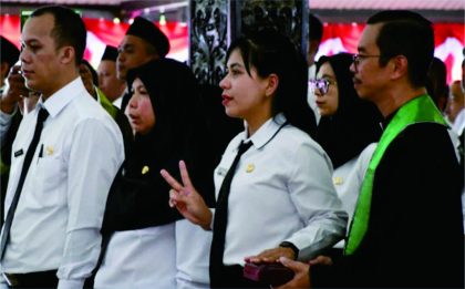 Pelantikan dan Penyerahan Surat Keputusan Aparatur Sipil Negara (ASN) berstatus Pegawai Pemerintah dengan Perjanjian Kerja (PPPK), di Pemkab Purbalingga Pelantikan dan Penyerahan Surat Keputusan Aparatur Sipil Negara (ASN) berstatus Pegawai Pemerintah dengan Perjanjian Kerja (PPPK), di Pemkab Purbalingga