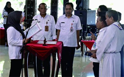 Bupati Purbalingga, Dyah Hayuning Pratiwi melantik dan mengambil sumpah 5 Pejabat Pimpinan Tinggi Pratama atau Eselon II dan 42 Pejabat Administrator atau Eselon III di lingkungan Pemkab. Bupati Purbalingga, Dyah Hayuning Pratiwi melantik dan mengambil sumpah 5 Pejabat Pimpinan Tinggi Pratama atau Eselon II dan 42 Pejabat Administrator atau Eselon III di lingkungan Pemkab.