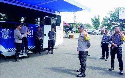 Kapolres Purbalingga AKBP Hendra Irawan melihat kesiapan pelayanan Bus SIM Keliling, usai peluncuran di halaman Mapolres Purbalingga, Sabtu 2 Maret 2024.