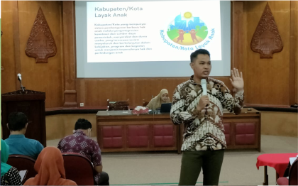 3 Kepala Divisi Pemberdayaan Masyarakat Yayasan eMAS Semarang, Haris Muzzaky saat menjadi narasumber Bimbingan Teknis (Bimtek) bertajuk "Sosialisasi Bedah Instrumen dan Evaluasi KLA, di Operation Room (OR) Graha Adiguna Komplek Pendopo Dipokusumo Kabupaten Purbalingga, Kamis 28 Maret 2024.