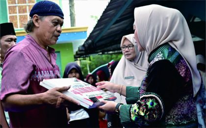 Bupati Purbalingga, Dyah Hayuning Pratiwi (Tiwi) menyerahkan bantuan untuk masyarakat data melaksanakan Amaliah Ramadan Ashar Keliling di Masjid Al Barokah, Desa Selabaya, Kecamatan Kalimanah, Kamis 21 Maret 2024. Foto: Prokompim Setda Purbalingga