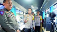 Kapolres Purbalingga AKBP Hendra Irawan melihat kesiapan pelayanan Bus SIM Keliling, di halaman Mapolres Purbalingga, Sabtu 2 Maret 2024.