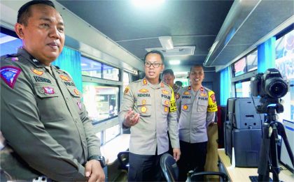 Kapolres Purbalingga AKBP Hendra Irawan melihat kesiapan pelayanan Bus SIM Keliling, di halaman Mapolres Purbalingga, Sabtu 2 Maret 2024.