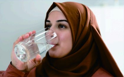 Pastikan diri untuk mencukupi kebutuhan air, baik saat sahur maupun berbuka puasa Ramadan.