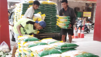 Dinperindag Purbalingga menggelontorkan 4 ton beras murah cadangan Pemerintah melalui Perum Bulog Cabang Banyumas ke Pasar Segamas. Dinperindag Purbalingga menggelontorkan 4 ton beras murah cadangan Pemerintah melalui Perum Bulog Cabang Banyumas ke Pasar Segamas.