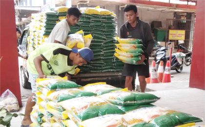Dinperindag Purbalingga menggelontorkan 4 ton beras murah cadangan Pemerintah melalui Perum Bulog Cabang Banyumas ke Pasar Segamas.