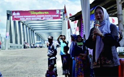 Bupati Purbalingga, Dyah Hayuning Pratiwi saat Tasyakuran, saat Tasyakuran Jembatan Sungai Klawing di Wirasana – Kalikajar, di kompleks jembatan sisi Desa Kalikajar, Kecamatan Kaligondang, Selasa 5 Maret 2024.