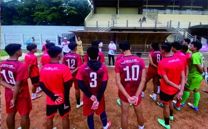 Ketua Umum Assosiasi Kabupaten Persatuan Sepakbola Seluruh Indonesia (ASKAB PSSI) Purbalingga,  HR. Bambang Irawan memantau langsung latihan tim Persibangga di stadion Goentoer Darjono Purbalingga, Jumat 15 Maret 2024.