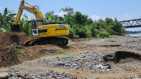Normalisasi Sungai Klawing dengan membuat sodetan di wilayah Desa Penaruban, Kecamatan Kaligondang dilanjutkan kembali menggunakan Excavator PC/200