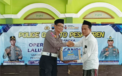 Kaur Mintu Satlantas Polres Purbalingga Ipda Totok Agus memberikan Bansos dalam rangka Operasi Keselamatan Lalu Lintas Candi 2024 kepada Ketua Umum Yayasan Minhajut Tholabah, Imam Mustafik saat Police Goes to Pesantren, di Pondok Pesantren (Ponpes) Minhajut Tholabah, Kecamatan Bukateja, Purbalingga, Jumat 8 Maret 2024.