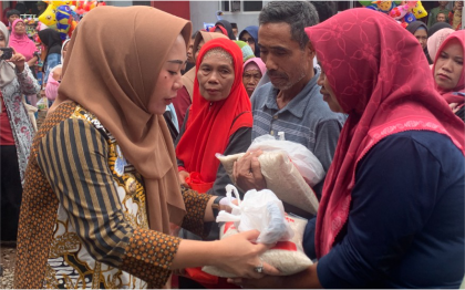 Bupati Purbalingga, Dyah Hayuning Pratiwi mengunjungi pasar murah, di Balai Desa Pengalusan, Kecamatan Mrebet, Kamis 28 Maret 2024.