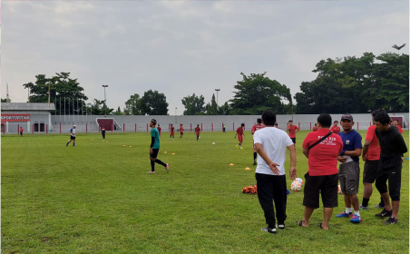 Pemain Persibangga menjalani latihan perdana di Stadion Goentoer Darjono, Senin (15 April 2024 pagi, usai libur lebaran. Foto: Media Officer Persibangga.