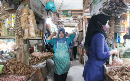 Harga sejumlah bahan kebutuhan pokok menjelang Hari Idulfitri mulai bergerak turun.