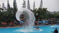 Owabong Purbalingga menyajikan Fly Board untuk memanjakan wisatawan saat libur lebaran 2024. Owabong Purbalingga menyajikan Fly Board untuk memanjakan wisatawan saat libur lebaran 2024.