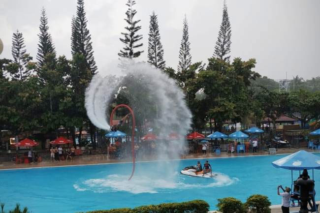 Owabong Purbalingga menyajikan Fly Board untuk memanjakan wisatawan saat libur lebaran 2024. Owabong Purbalingga menyajikan Fly Board untuk memanjakan wisatawan saat libur lebaran 2024.