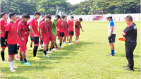 Pelatih Persibangga Agus Riyanto bersama asisten pelatih Muji Rantono memberikan pengarahan kepada pemain, usai latihan di Stadion Goentoer Darjono, Selasa 16 April 2024. Foto : Media Officer Persibangga.
