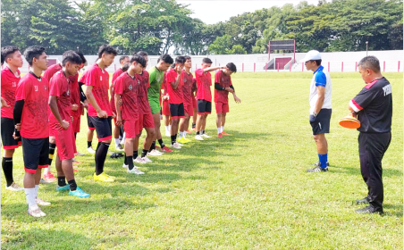 Pelatih Persibangga Agus Riyanto bersama asisten pelatih Muji Rantono memberikan pengarahan kepada pemain, usai latihan di Stadion Goentoer Darjono, Selasa 16 April 2024. Foto : Media Officer Persibangga. Pelatih Persibangga Agus Riyanto bersama asisten pelatih Muji Rantono memberikan pengarahan kepada pemain, usai latihan di Stadion Goentoer Darjono, Selasa 16 April 2024. Foto : Media Officer Persibangga.