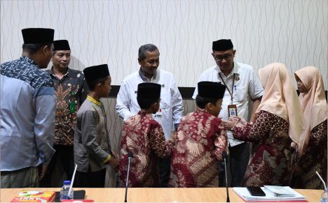 Asisten Ekonomi dan Pembangunan Sekda Purbalingga, Mukodam mewakili Bupati Purbalingga Dyah Hayuning Pratiwi melepas kafilah Musabaqah Tilawatil Qur'an (MTQ) Kabupaten Purbalingga untuk mengikuti ajang MTQ Tingkat Provinsi Jawa Tengah ke-XXX tahun 2024.