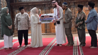 Bupati Purbalingga Dyah Hayuning Pratiwi (Tiwi) bersama Wabup Sudono dan Sekda Herni Sulasti menyerahkan donasi sebanyak Rp 64.658.994 untuk Palestina kepada Syekh Fayes Fayes SA Elyaseh, dalam pertemuan dan buka puasa bersama di Pendapa Dipokusumo, Minggu 24 Maret 2024. Foto: Prokompim Setda Purbalingga