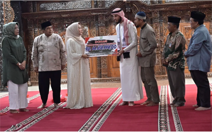 Bupati Purbalingga Dyah Hayuning Pratiwi (Tiwi) bersama Wabup Sudono dan Sekda Herni Sulasti menyerahkan donasi sebanyak Rp 64.658.994 untuk Palestina kepada Syekh Fayes Fayes SA Elyaseh, dalam pertemuan dan buka puasa bersama di Pendapa Dipokusumo, Minggu 24 Maret 2024. Foto: Prokompim Setda Purbalingga