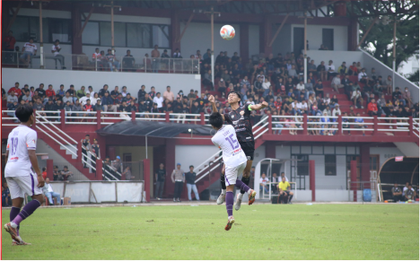 Persibangga kalah tipis 1-2 dari Persatuan Sepak Bola Galuh Ciamis (PSGC) dalam pertandingan ujicoba, di Stadion Goentoer Darjono, Minggu 21 April 2024.