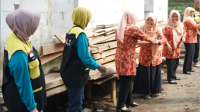 Para perempuan tangguh ikut menyingsingkan lengan baju bersama kaum laki-laki membantu membangun rumah milik Nurokman di RT 03 RW 01 Kelurahan Karangmanyar, Kecamatan Kalimanah, Minggu 21 April 2024.