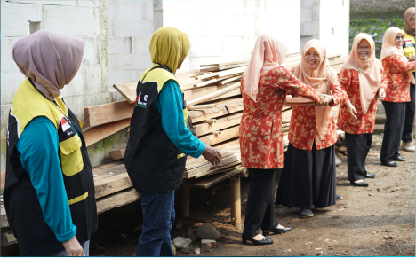 Para perempuan tangguh ikut menyingsingkan lengan baju bersama kaum laki-laki membantu membangun rumah milik Nurokman di RT 03 RW 01 Kelurahan Karangmanyar, Kecamatan Kalimanah, Minggu 21 April 2024. Para perempuan tangguh ikut menyingsingkan lengan baju bersama kaum laki-laki membantu membangun rumah milik Nurokman di RT 03 RW 01 Kelurahan Karangmanyar, Kecamatan Kalimanah, Minggu 21 April 2024.
