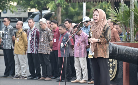 Bupati Purbalingga, Dyah Hayuning Pratiwi (Tiwi) memimpin Apel Kerja Pagi dan Halal Bi Halal, di Halaman Pendopo Dipokusumo, Selasa 16 April 2024 Bupati Purbalingga, Dyah Hayuning Pratiwi (Tiwi) memimpin Apel Kerja Pagi dan Halal Bi Halal, di Halaman Pendopo Dipokusumo, Selasa 16 April 2024