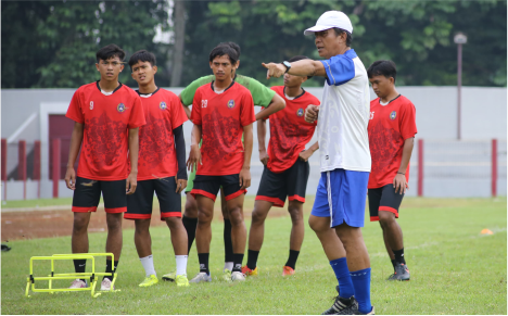 Pemain Persibangga berlatih siang hari.