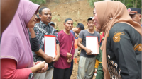 Empat keluarga yang terdampak bencana tanah longsor yang berada di Wadas Kelir Desa Kaliori, Kecamatan Karanganya mendapat bantuan dari Bupati Purbalingga Dyah Hayuning Pratiwi, Jum'at 19 April 2024. Empat keluarga yang terdampak bencana tanah longsor yang berada di Wadas Kelir Desa Kaliori, Kecamatan Karanganya mendapat bantuan dari Bupati Purbalingga Dyah Hayuning Pratiwi, Jum'at 19 April 2024.