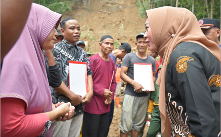 Empat keluarga yang terdampak bencana tanah longsor yang berada di Wadas Kelir Desa Kaliori, Kecamatan Karanganya mendapat bantuan dari Bupati Purbalingga Dyah Hayuning Pratiwi, Jum'at 19 April 2024.