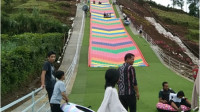 Rainbow Slide di Kuba Land di Desa Kutabawa, Kecamatan Karangreja, Kabupaten Purbalingga. Permainan seluncuran yang memacu adrenalin Rainbow Slide di Kuba Land di Desa Kutabawa, Kecamatan Karangreja, Kabupaten Purbalingga. Permainan seluncuran yang memacu adrenalin