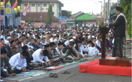 Salat Idulfitri di Alun-alun Purbalingga tahun 2023. Foto: tabloidelemen.com Salat Idulfitri di Alun-alun Purbalingga tahun 2023. Foto: tabloidelemen.com