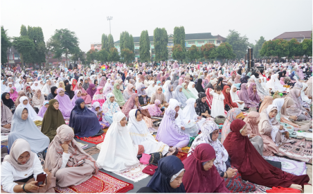 Warga muslim Nahdlatul Ulama (NU) dan Muhammadiyah merayakan Idulfitri 1 bersama, di Alun-alun Purbalingga, Rabu 10 April 2024.