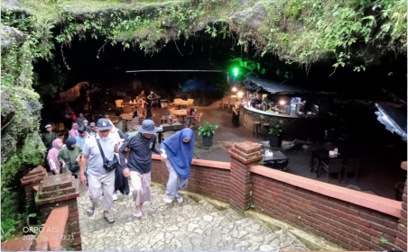 Wisatawan mengunjungi Goa Lawa Purbalingga (Golaga) yang berada di Desa Siwarak Kecamatan Karangreja. Wisatawan mengunjungi Goa Lawa Purbalingga (Golaga) yang berada di Desa Siwarak Kecamatan Karangreja.