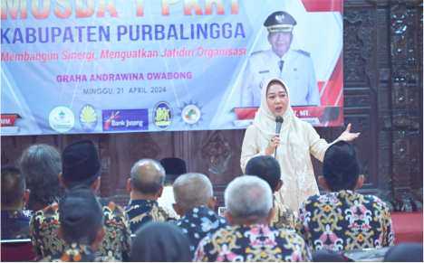 Bupati Purbalingga Dyah Hayuning Pratiwi memberikan pengarahan dalam Musyawarah Daerah (Musda) Paguyuban Ketua Rukun Tetangga (PKRT) Kabupaten Purbalingga, di Andrawina Hotel Owabong Purbalingga, Minggu 21 April 2024 Bupati Purbalingga Dyah Hayuning Pratiwi memberikan pengarahan dalam Musyawarah Daerah (Musda) Paguyuban Ketua Rukun Tetangga (PKRT) Kabupaten Purbalingga, di Andrawina Hotel Owabong Purbalingga, Minggu 21 April 2024