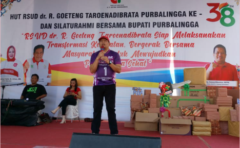 Direktur RSUD dr Goeteng Taroenadibrata drg Hanung Wikantono saat acara jalan sehat dalam rangkaian Hari Ulang Tahun (HUT) RSUD dr Goeteng Taroenadibrata ke 38, Minggu 5 Minggu 2024