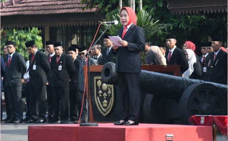 Bupati Purbalingga, Dyah Hayuning Pratiwi membacakan sambutan Menteri Komunikasi dan Informatika RI (Menkominfo RI)  Budi Arie Setiadi saat Upacara Bendera Peringatan Harkitnas ke-116, di halaman Pendopo Dipokusumo Purbalingga, Senin 20 Mei 2024.
