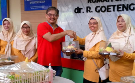 Ketua panitia HUT RSUD dr Goeteng Taroenadibrata ke 38, Suwarno saat acara jalan sehat, Minggu 5 Minggu 2024