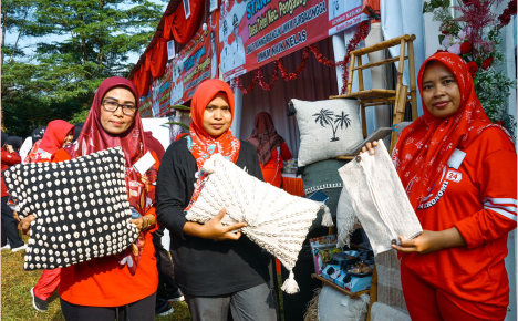 Kain Tenun Desa Tumanggal menjadi kebanggaan masyarakat Kabupaten Purbalingga Kain Tenun Desa Tumanggal menjadi kebanggaan masyarakat Kabupaten Purbalingga