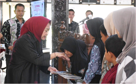 Bupati Purbalingga, Dyah Hayuning Pratiwi memberikan penghargaan kepada 33 anak karyawan yang berprestasi di Kabupaten Purbalingga dalam peringatan Hari Buruh, di Pendopo Dipokusumo, Rabu 01 Mei 2024 Bupati Purbalingga, Dyah Hayuning Pratiwi memberikan penghargaan kepada 33 anak karyawan yang berprestasi di Kabupaten Purbalingga dalam peringatan Hari Buruh, di Pendopo Dipokusumo, Rabu 01 Mei 2024