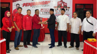 Wakil Ketua  PC GP Ansor Purbalingga Amin Syafaat yang berbaju hitam, mengembalikan formulir pendaftaran Bacawabup ke DPC PDI Perjuangan Purbalingga, Selasa Selasa 14 Mei 2024. Foto: Badar M Nur | tabloidelemen.com