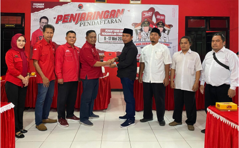 Wakil Ketua  PC GP Ansor Purbalingga Amin Syafaat yang berbaju hitam, mengembalikan formulir pendaftaran Bacawabup ke DPC PDI Perjuangan Purbalingga, Selasa Selasa 14 Mei 2024. Foto: Badar M Nur | tabloidelemen.com