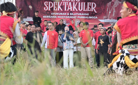 Bupati Purbalingga, Dyah Hayuning Pratiwi dalam sambutannya pada Pentas Seni Ebeg Spektakuler di Lapangan Desa Karangcegak, Minggu 19 Mei 2024.
