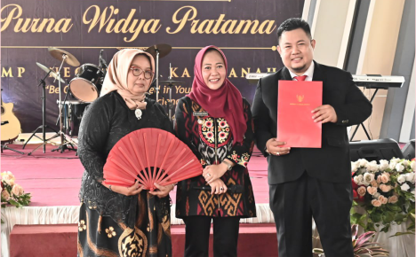 Bupati Purbalingga, Dyah Hayuning Pratiwi (Tiwi) setelah melepas sebanyak 284 siswa kelas IX SMP Negeri 1 Kalimanah dalam Purna Widya Pratama di sekolah setempat, Selasa 28 Mei 2024. Bupati Purbalingga, Dyah Hayuning Pratiwi (Tiwi) setelah melepas sebanyak 284 siswa kelas IX SMP Negeri 1 Kalimanah dalam Purna Widya Pratama di sekolah setempat, Selasa 28 Mei 2024.